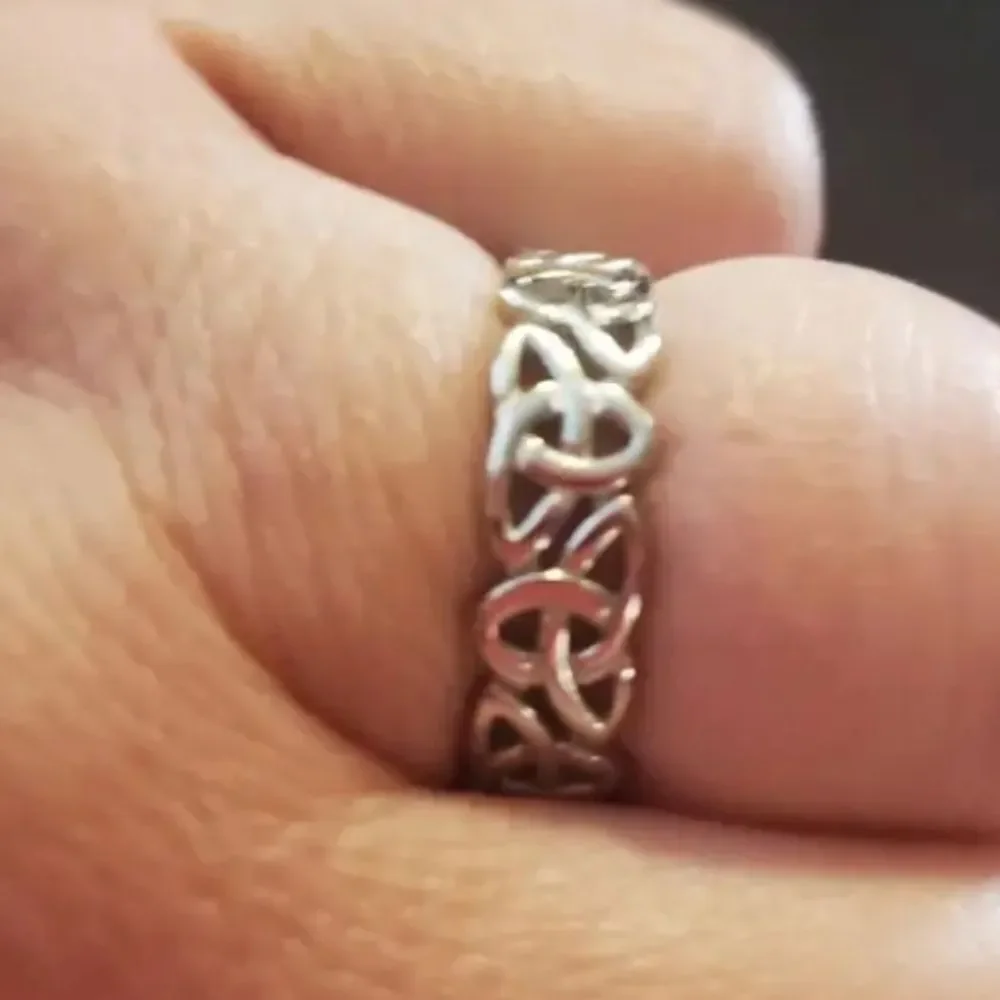 Ladies 925 Sterling silver unisex elegant trinity ring sz 8